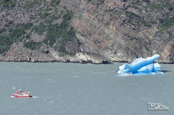 No lago Grey, um barco com turistas ficar pequeno perto do enorme iceberg que se partiu da Geleira Grey, a maior do parque nacional Torres del Paine, no sul do Chile